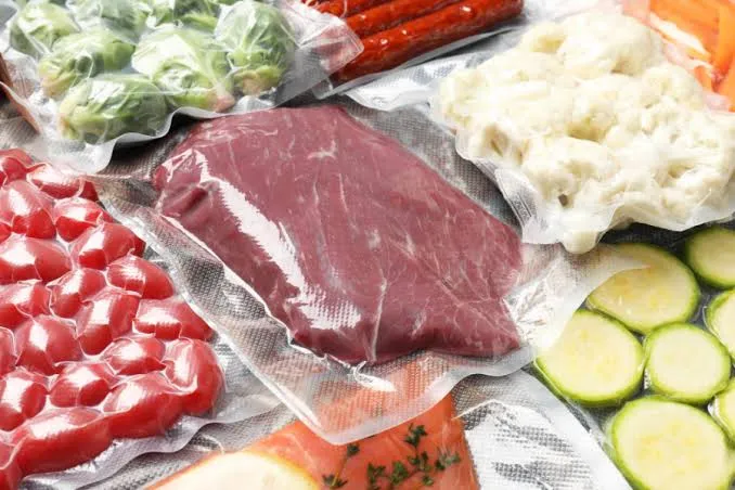 Carne y verduras envasados.